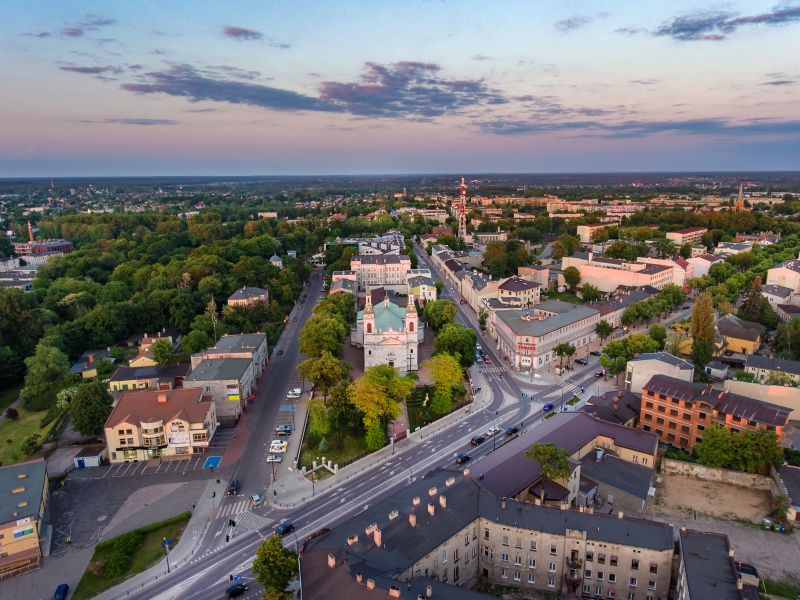 Na zdjęciu Tomaszów Mazowiecki, rejon centrum miasta i ulicy św. Antoniego. Zdjęcie z lotu ptaka, widać panorame ulic i budynków
