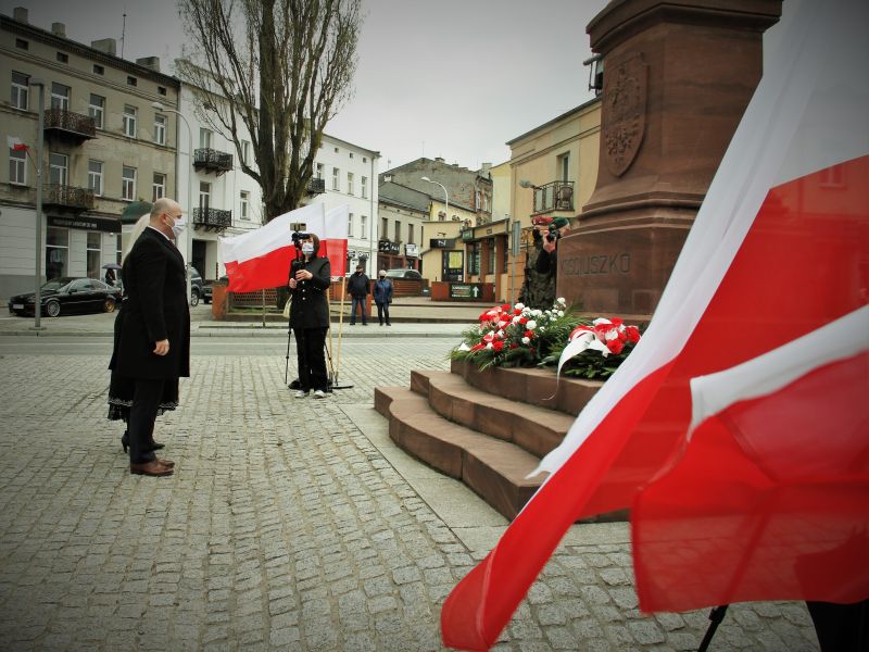 Na zdjęciu prezydent miasta składa kwiaty pod pomnikiem Tadeusza Kościuszki