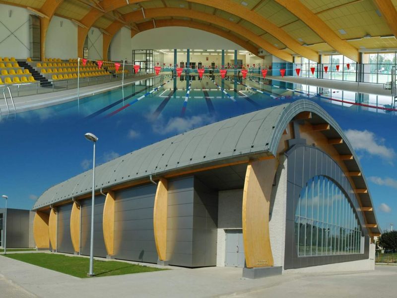 Na zdjęciu basen Złota Rybka na zewnątrz i wewnątrz obiektu