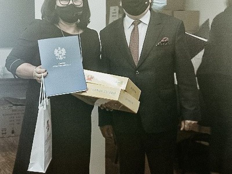 Na zdjęciu dyrektorka SP nr 14 przyjmuje z rąk wicekuratora certyfikat promocji zdrowia