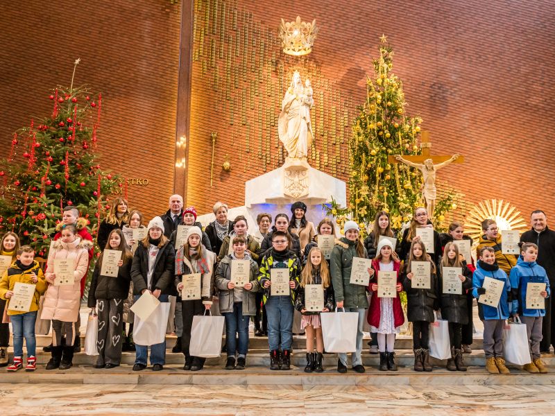 Na zdjęciu laureaci konkursu Aniołek - bożonarodzeniowa ozdoba. Zdjęcie wykonane w kościele