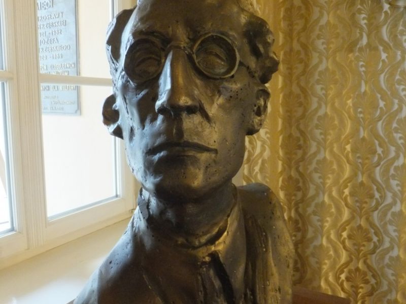 Na fotografii popiersie Tadeusza Seweryna wykonane przez rzeźbiarza Jarosława Luterackiego. Popiersie znajduje się w tomaszowskim muzeum