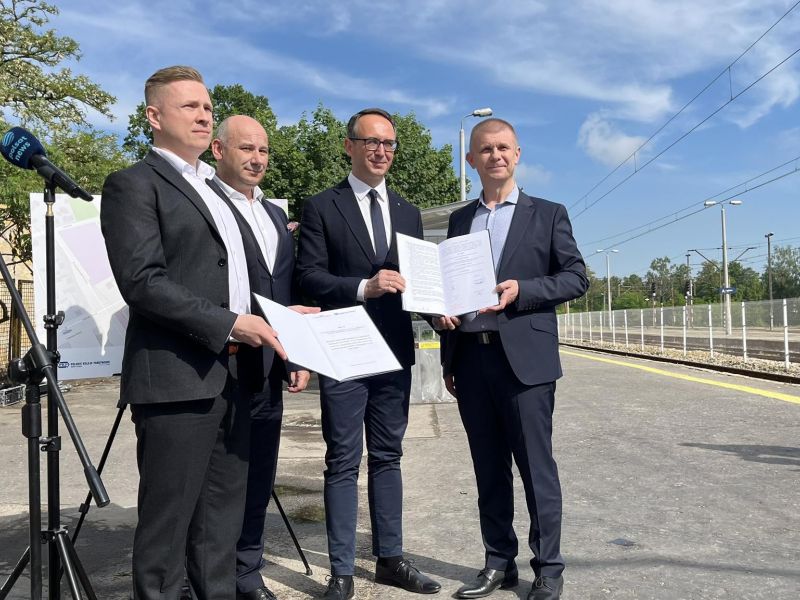 Na zdjęciu minister Klimczak z prezydentem Witko ogłaszają budowę parkingu przy dworcu kolejowym
