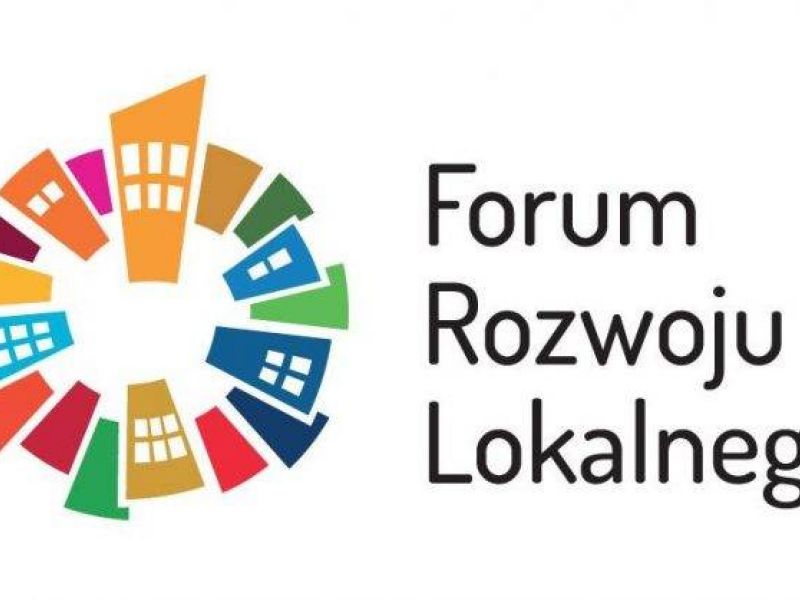 Baner z logiem Forum Rozwoju Lokalnego. Na banerze rysunkowe symbole budynków w okręgu