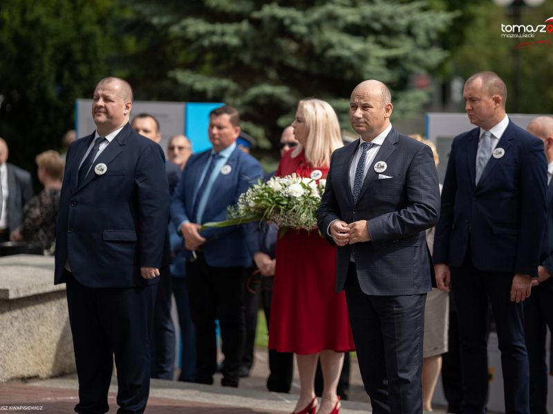 Na zdjęciu widać prezydenta Tomaszowa Mazowieckiego oraz starostę tomaszowskiego 