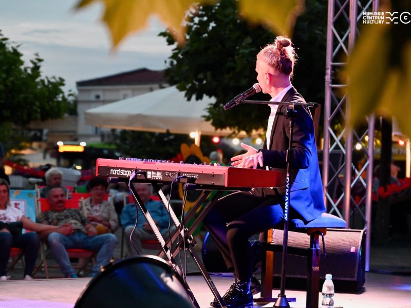 Na zdjęciu pianista podczas koncertu w czasie Letniej Sceny Artystycznej na placu Kościuszki. 