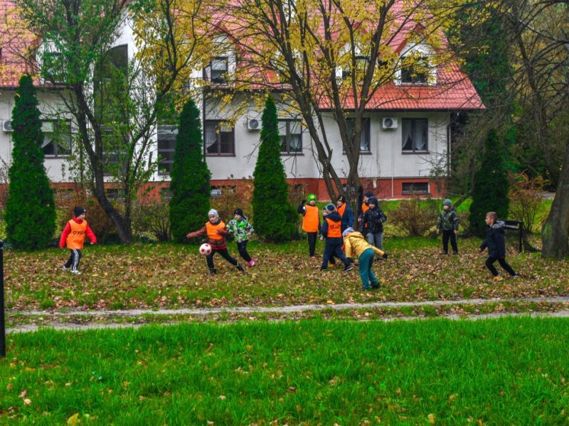 Na zdjęciu podopieczni Akademii Piłkarskiej RKS Lechia grają w piłkę na łonie natury