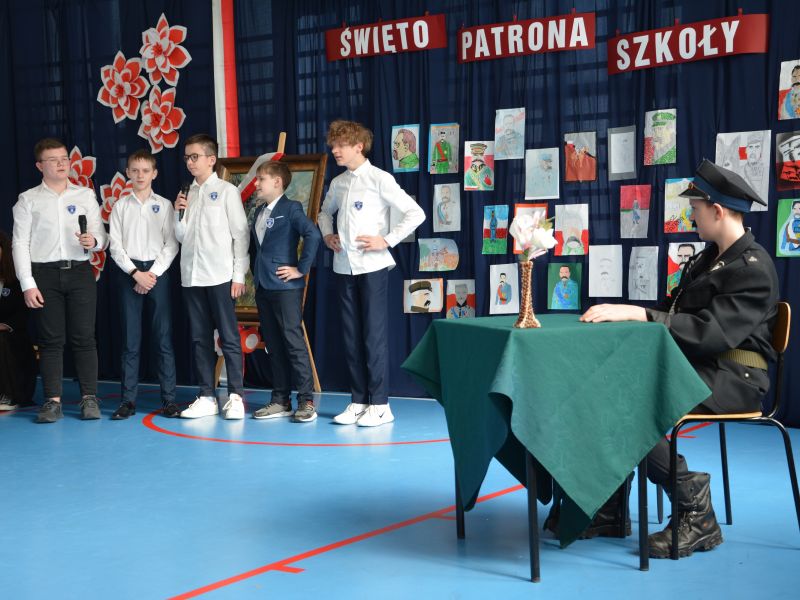 Na zdjęciu nwystęp uczniów ze SP nr 3 z okazji Dnia Patrona. Przy stole siedzi uczeń przebrany za marszałka Piłsudskiego