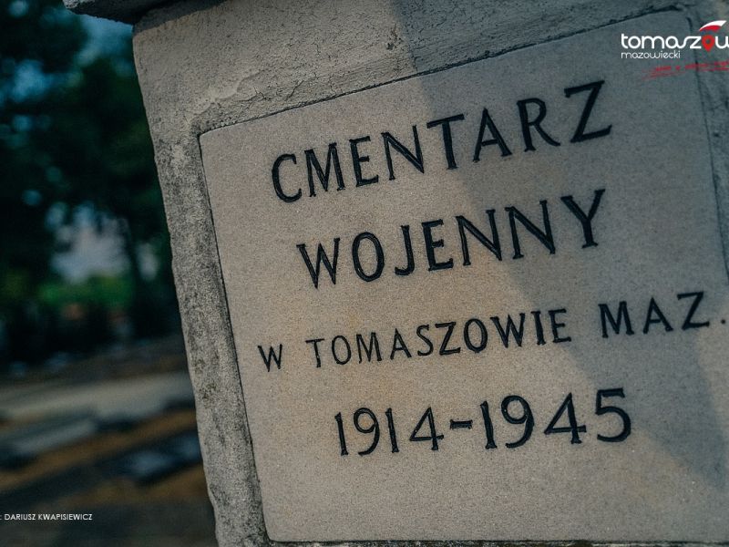 Na zdjęciu tabliczka cmentarza wojennego w Tomaszowie Mazow3ieckim