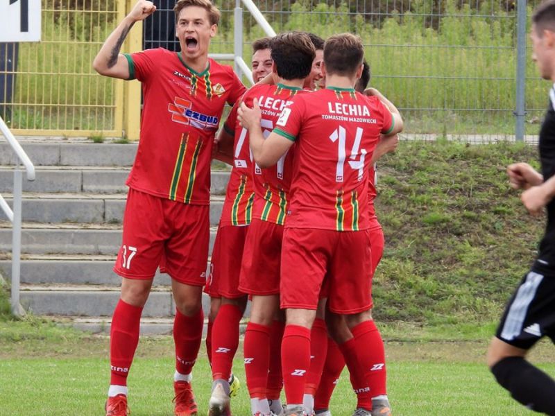Na zdjęciu piłkarze Lechii triumfują na boisku po zdobyciu gola