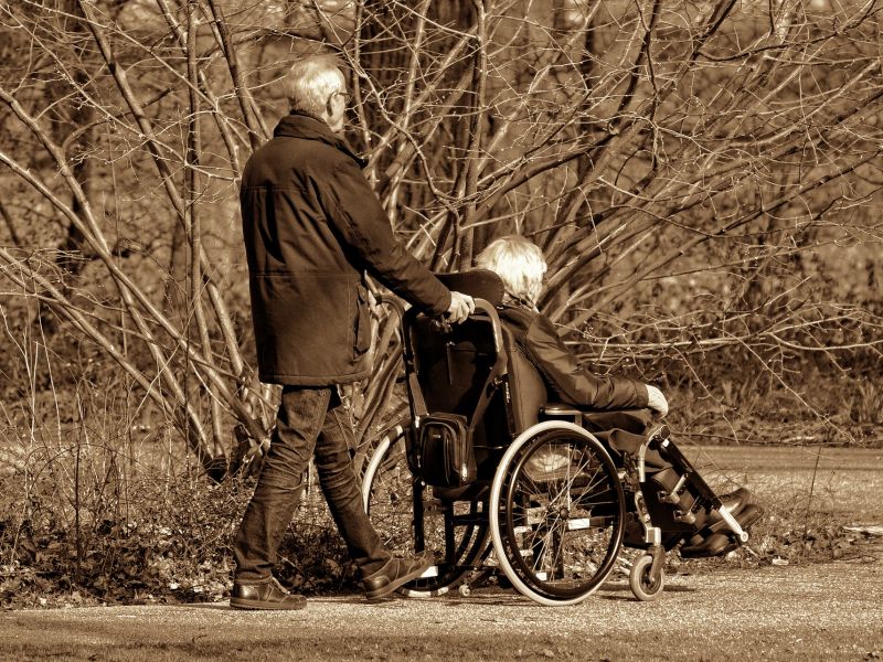 seniorzy, emeryci, osoby niepełnosprawne