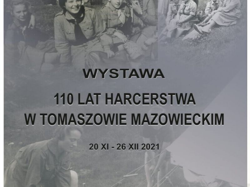 Na zdjęciu plakat wystawy w muzeum 110 lat harcerstwa w Tomaszowie Mazowieckim. Na plakacie stare fotografie harcerzy z okresu międzywojennego podczas rozbijania obozu harcerskiego