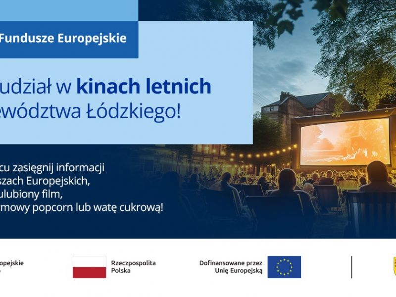 Na zdjęciu baner kina letniego województwa łodzkiego. Na banerze seans kina letniego, widać ekran i publiczność siedzącą na leżakach i oglądająca projekcję filmu