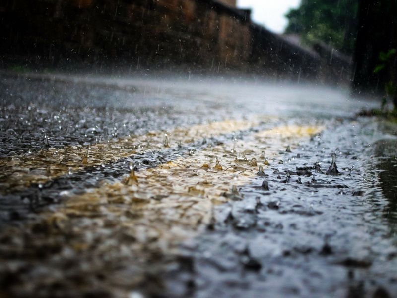 Na zdjęciu opady deszczu i mokra ulica