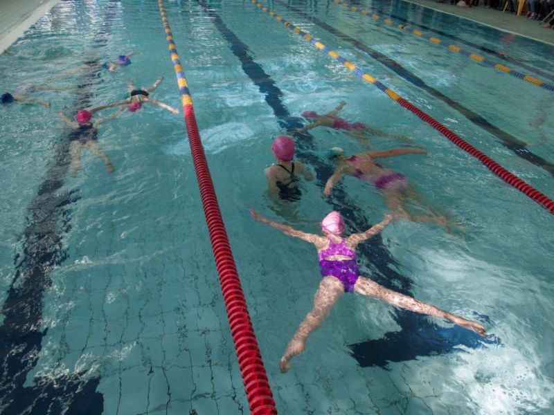 Na zdjęciu tory pływackie na basenie w SP nr 12. Widać płynące dziecko