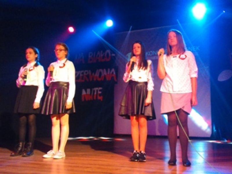 Uczennice SP 14 w Wojewódzkim Konkursie Pieśni i Piosenek Patriotycznych  