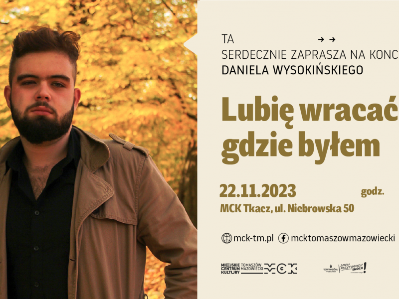 Na zdjęciu plakat z zapowiedzią koncertu Daniela Wysokińskiego Zdjęcie wokalisty opartego o drzewo, aura jesienna