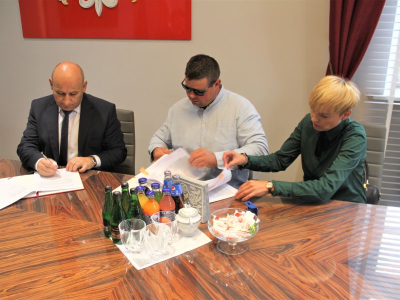 Na zdjęciu moment podpisania umowy przez prezydenta miasta w jego gabinecie z wykonawcą budowy ulic na osiedlu Mickiewicza