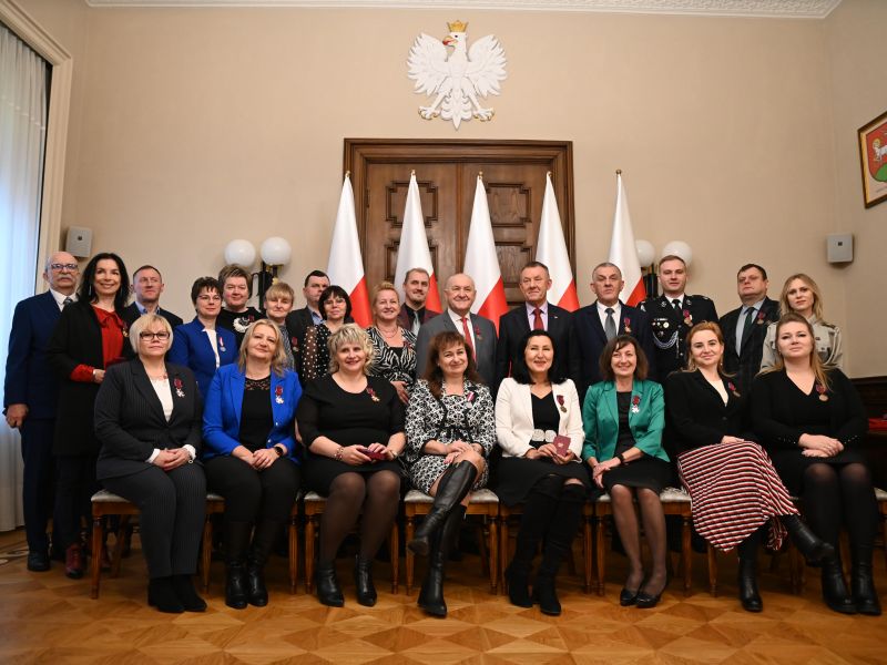 Na zdjęciu osoby zasłuzone z województwa łódzkiego odznaczone odznaczenioami przez prezydenta RP. Wspólne zdjęcie pozowane w Urzędzie Wojewódzkim