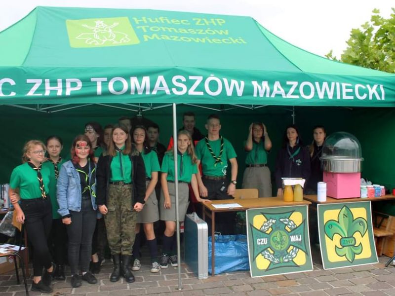 Na zdjęciu harcerze pod namiotem promocyjnym ZHP podczas pikniku profilaktycznego na placu Kościuszki