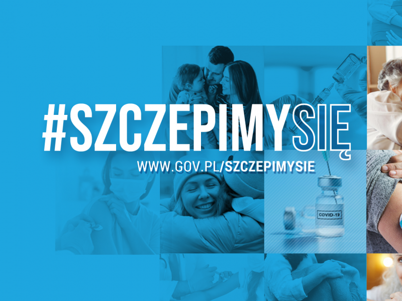 Niebieska grafika z napisem #szczepimy się, www.gov.pl/szczepimysie, w tle mozaika ze zdjęć osób starszych, widoczny jest również pojemnik ze szczepionką