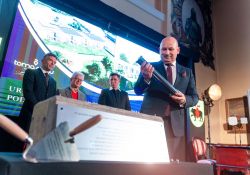 Na zdjęciu prezydent miasta wkłada urnę z aktem erekcyjnym do kamienia węgielnego pod budowę tomaszowskiego hospicjum