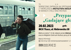 Na zdjeciu baner zapraszający na projekcję filmów Krzysztofa Kieslowskiego w MCK Tkacz. Na banerze kadr z filmu Przypadek - Bogusław Linda na dworcu
