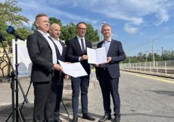 Na zdjęciu minister Klimczak z prezydentem Witko ogłaszają budowę parkingu przy dworcu kolejowym