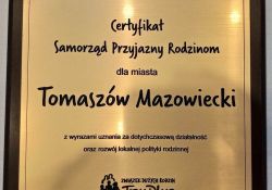 Na zdjęciu certyfikat Samorządu Przyjaznego Rodzinie jaki otrzymało Miasto Tomaszów Mazowiecki 