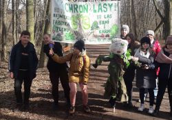 Na zdjęciu uczniowie tomaszowskich szkół podczas rajdu lesnego. Uczniowie maja ze soba baner ekologiczny 