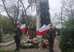 Na zdjęciu Pomnik Krzyż Katyński z wartą honorową żołnierzy 25 BKP i wieńcami kwiatów